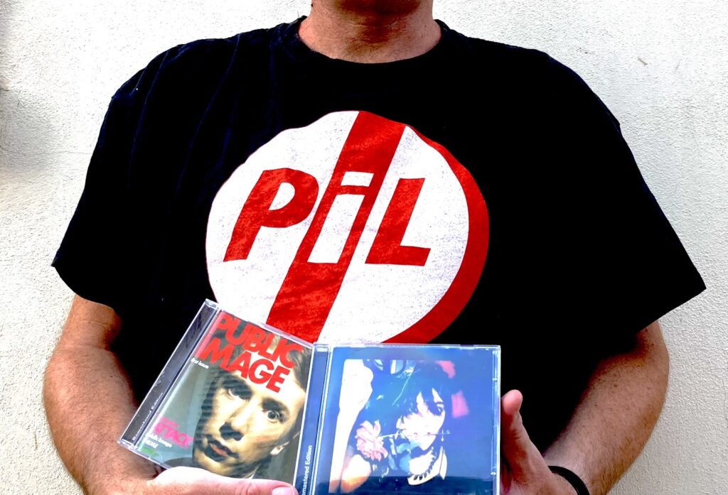 Autore dell'articolo con maglietta e cd dei PIL