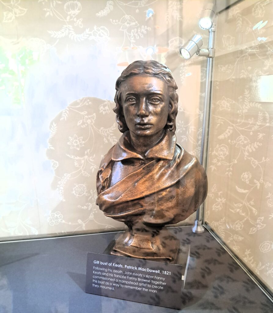 Uno dei busti di John Keats presenti nel museo