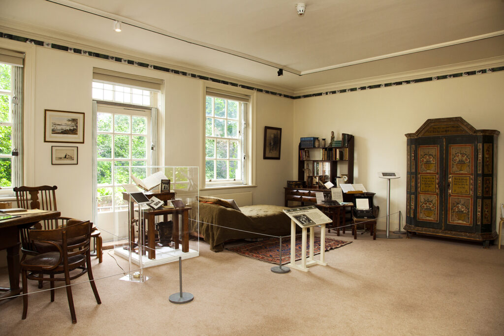 ©-Freud-Museum-London.-Anna-Freuds-room.-Photo-by-K-Urbaniak