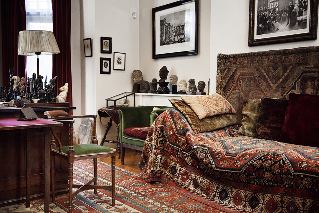 ©-Freud-Museum-London.-Freuds-study.-Photo-by-K.-Urbaniak