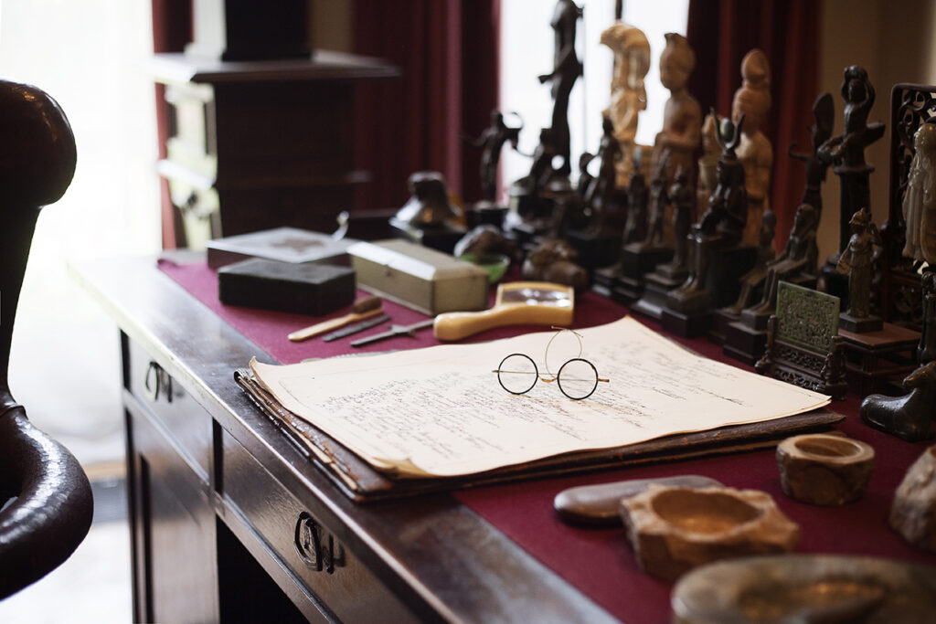 ©-Freud-Museum-London.-Freuds-study.-Photo-by-K.-Urbaniak